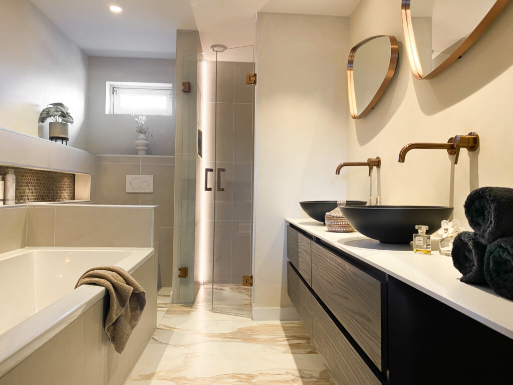 Trendy badkamer in Almere met douche en bad