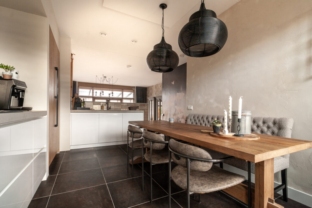 Hoger gelegen woonkeuken in splitlevel woning Amersfoort, fotografie Wonen op 1