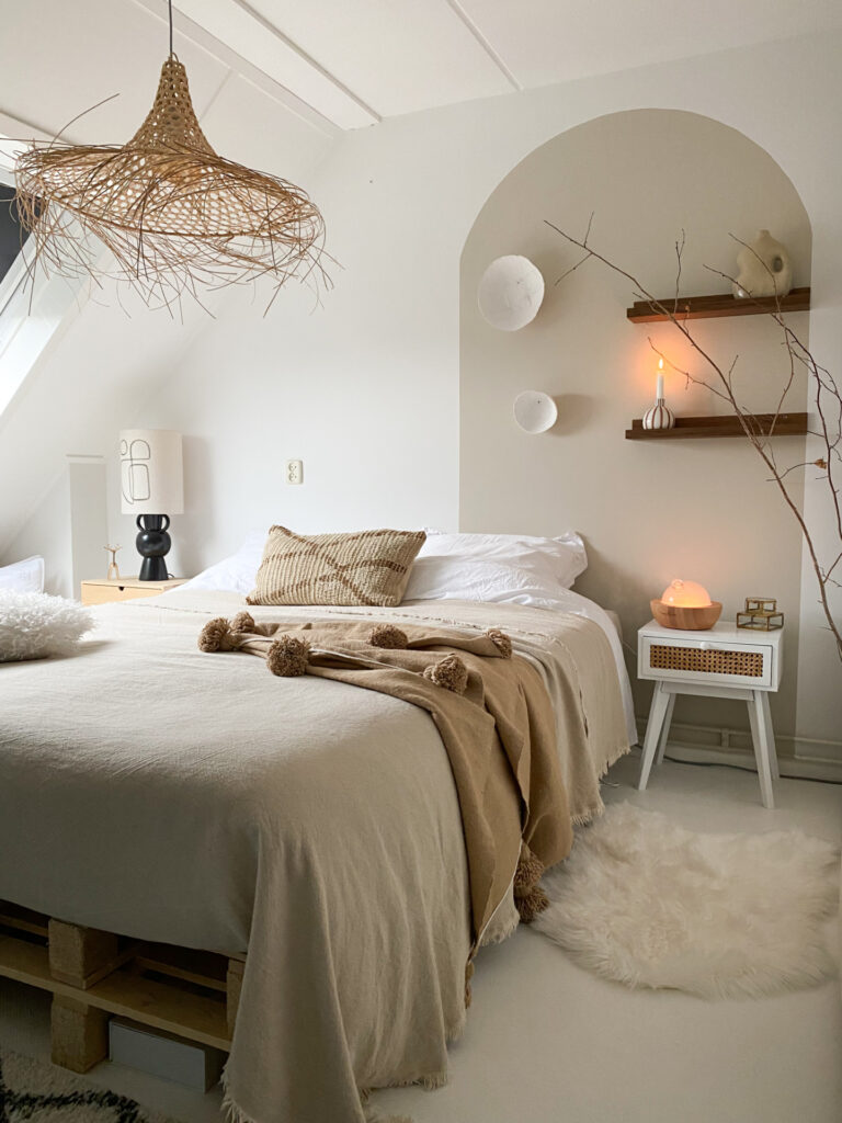 Slaapkamer met boog in japandistijl en beige in het appartement van Wonen op 1