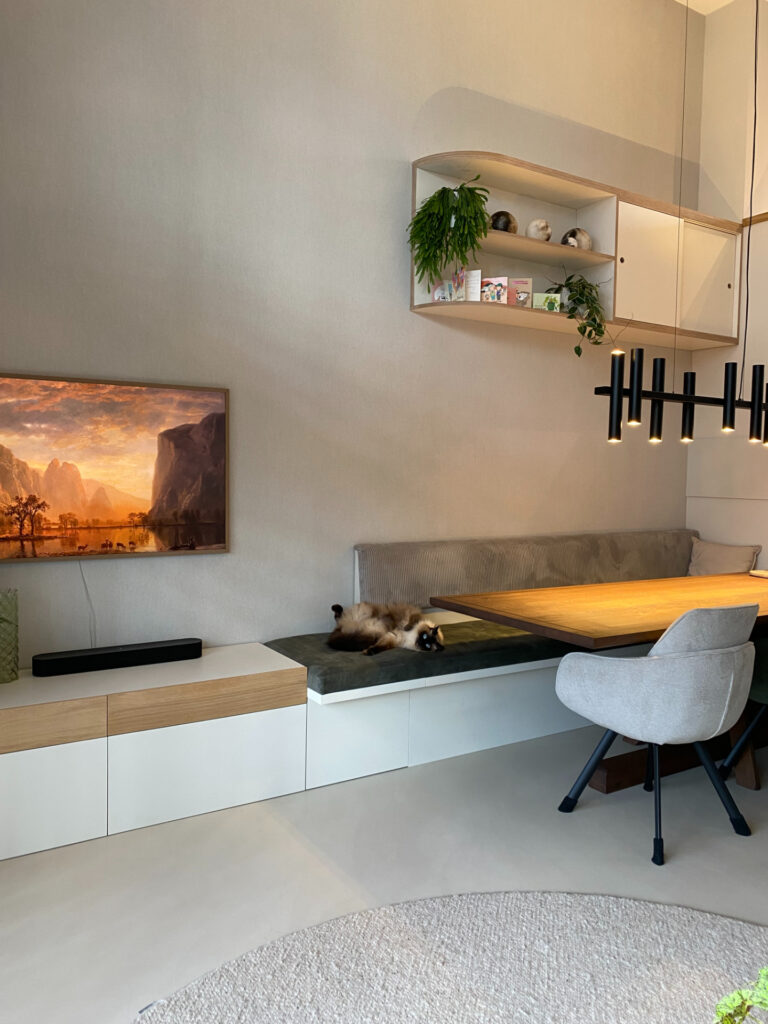 Tv-meubel en eetbank van Oud is Nieuw in splitlevelwoning in Zoetermeer