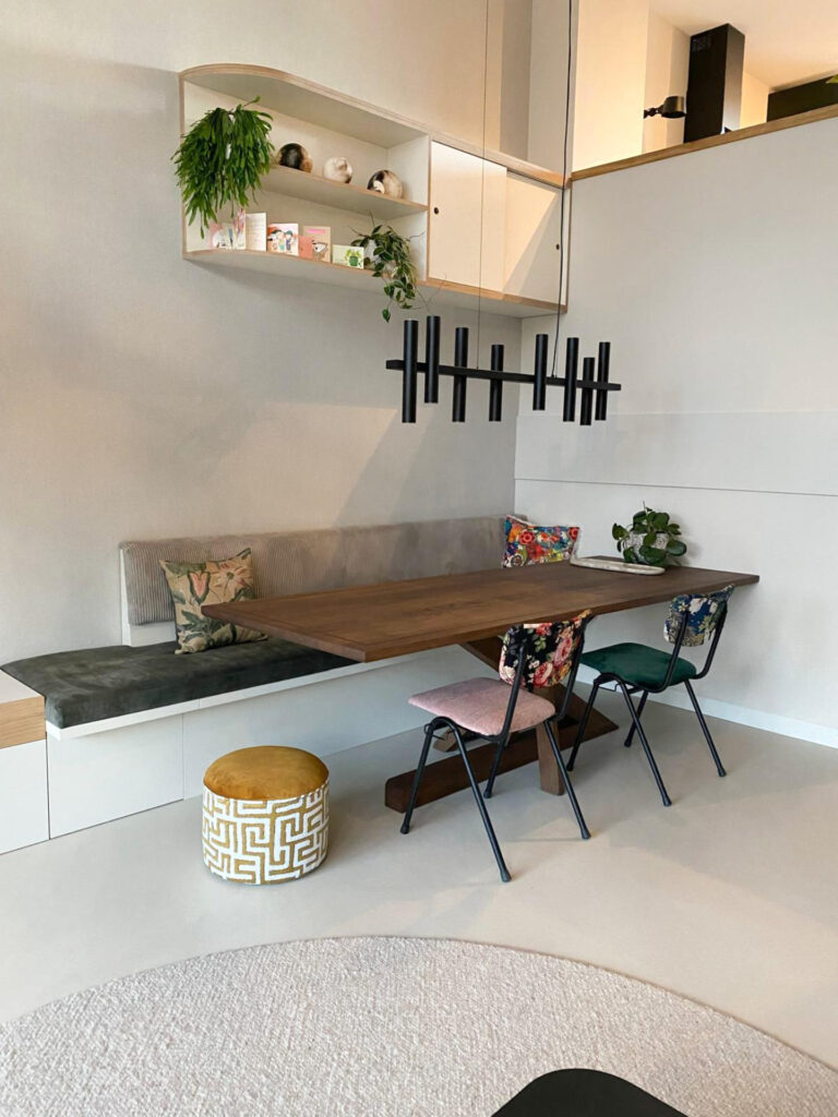 Eetbank met tafel en stoelen van Oud is Nieuw