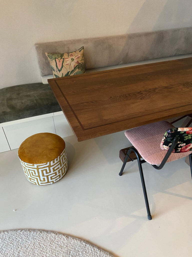 Maatwerk eetbank van Oud is Nieuw in splitlevelwoning