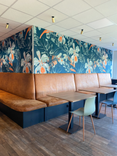 Lange banken in voetbalkantine Almere