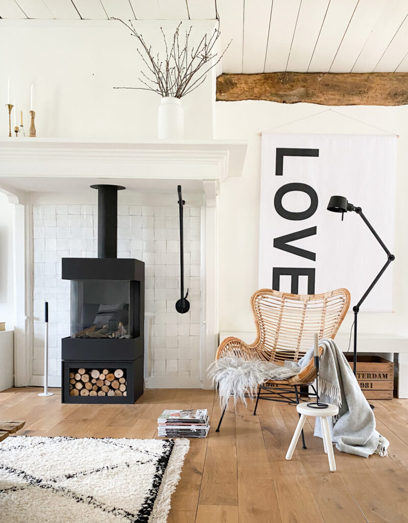 Woonkamer in boerderij met Scandinavische gashaard