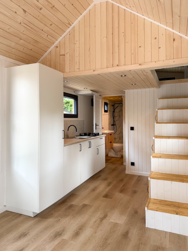 Keuken in tiny house, te koop op de Veluwe, gefotografeerd voor Funda.