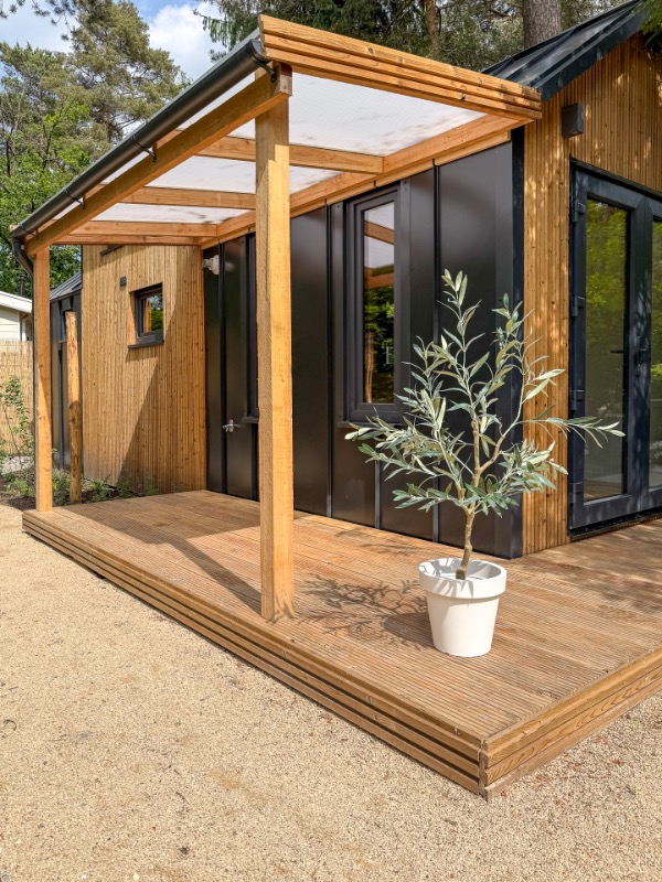 Veranda aan tiny house op de Veluwe, welk ik mocht fotograferen voor de verkoop.