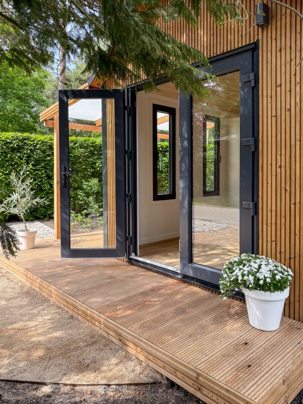 Veel licht in dit tiny house door de openslaande deuren en de vele ramen. De fotografie mocht ik verzorgen voor de verkoop (Funda).