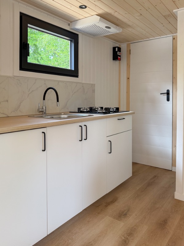 Keuken in tiny house, op een leuk park op de Veluwe, de fotografie mocht ik verzorgen.